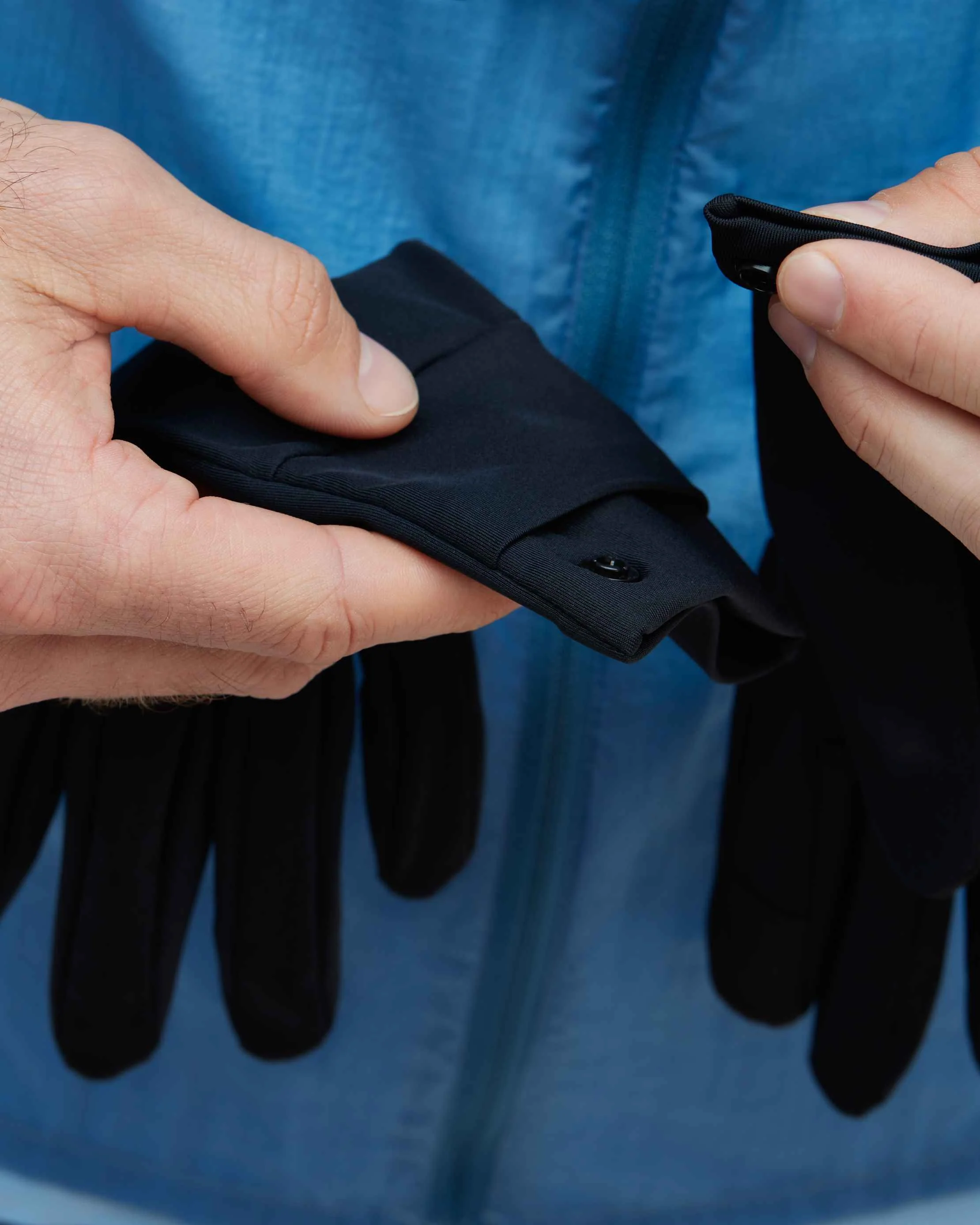 Hoka Unisex Airolite Run Gloves - Black - Image 4